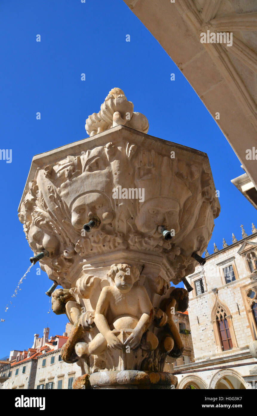 Detail der Figuren und Gesichter auf einem laufenden Brunnen in der Placa / der Altstadt Dubrovnik Stradun. Stockfoto