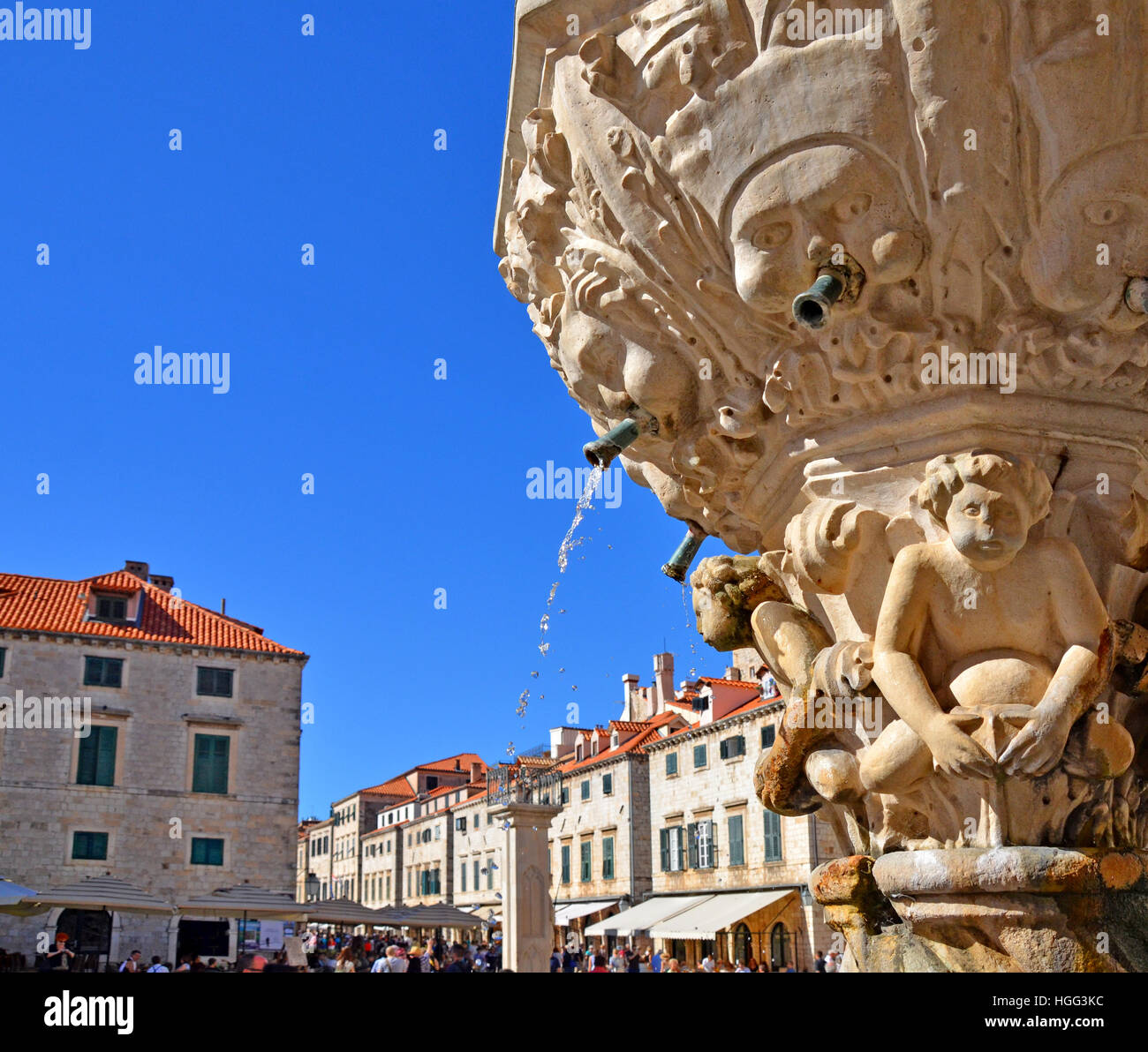 Detail der Figuren und Gesichter auf einem laufenden Brunnen in der Placa / der Altstadt Dubrovnik Stradun. Stockfoto