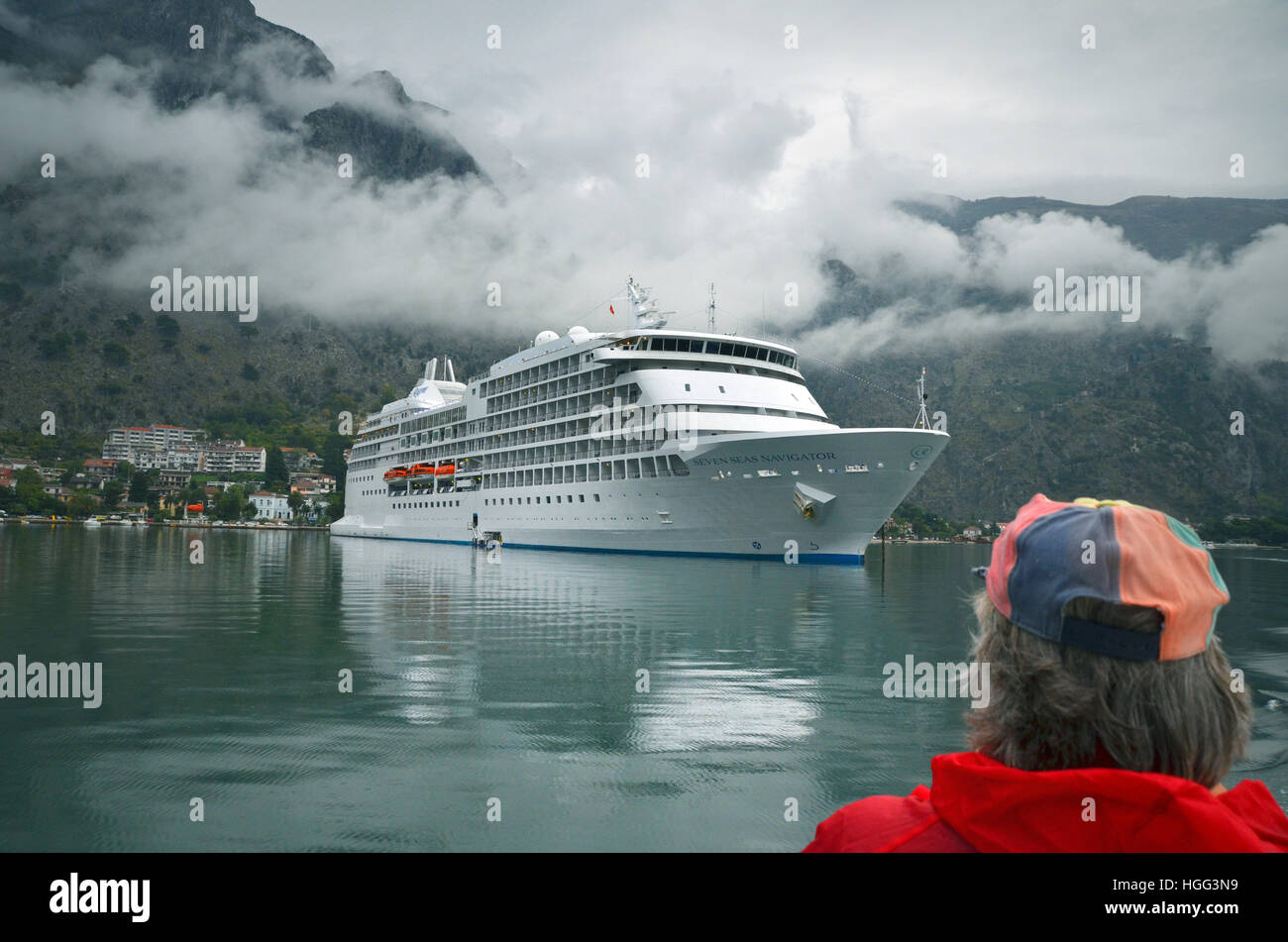Ein Kreuzfahrtschiff Anker in der Bucht von Kotor in nebligen Wetter wie ein "Sightseer" blickt auf. Stockfoto