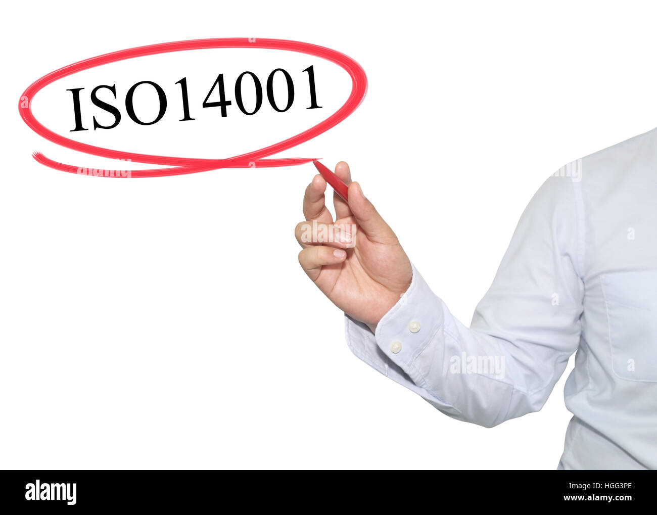 Hand des Menschen schreiben Text ISO 14001 mit schwarzer Farbe auf weißem Hintergrund, Konzept der Annahme zur Förderung Ihres Unternehmens für die Organisation oder Arbeit isoliert Stockfoto