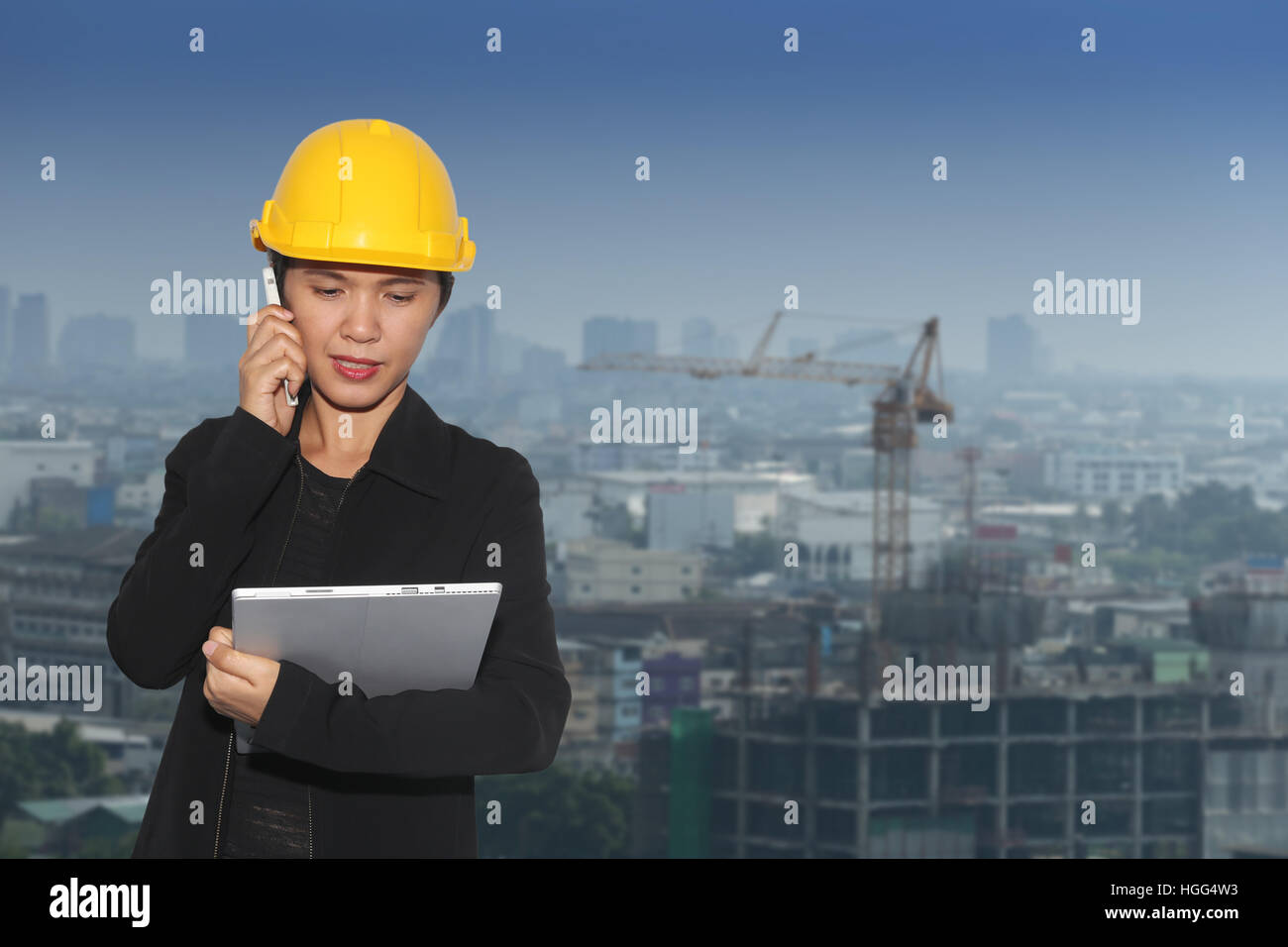 Ingenieurinnen war am Telefon auf Stadtbild Hintergrund, Konzept arbeiten und Bau zu kommunizieren. Stockfoto