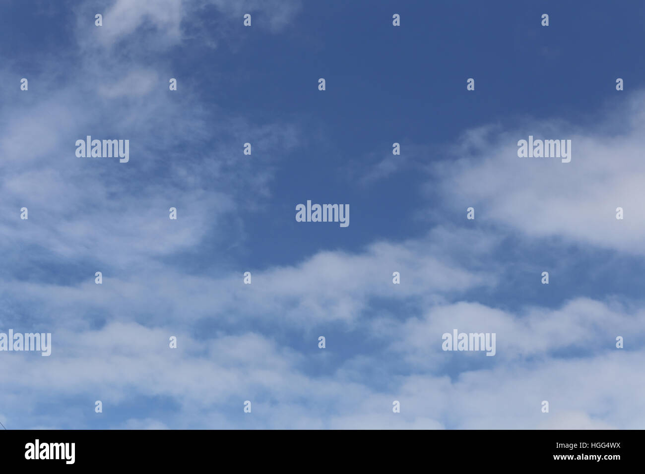 Wolke am blauen Himmel tagsüber hell Wetter für Design-Natur-Hintergrund. Stockfoto
