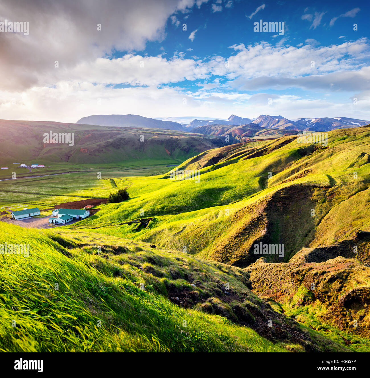 Typische isländische Bergbauernhof. Bunte Sommermorgen in Südisland, Vik Dorflage, Europa. Stockfoto