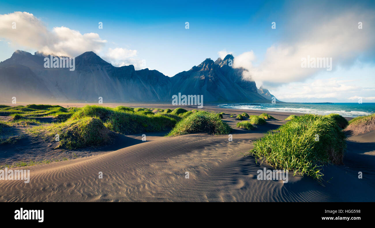 Schwarzen Sanddünen auf der Landzunge Stokknes an isländischen Südostküste. Bunte Nachtstück in Island, Europa. Stockfoto
