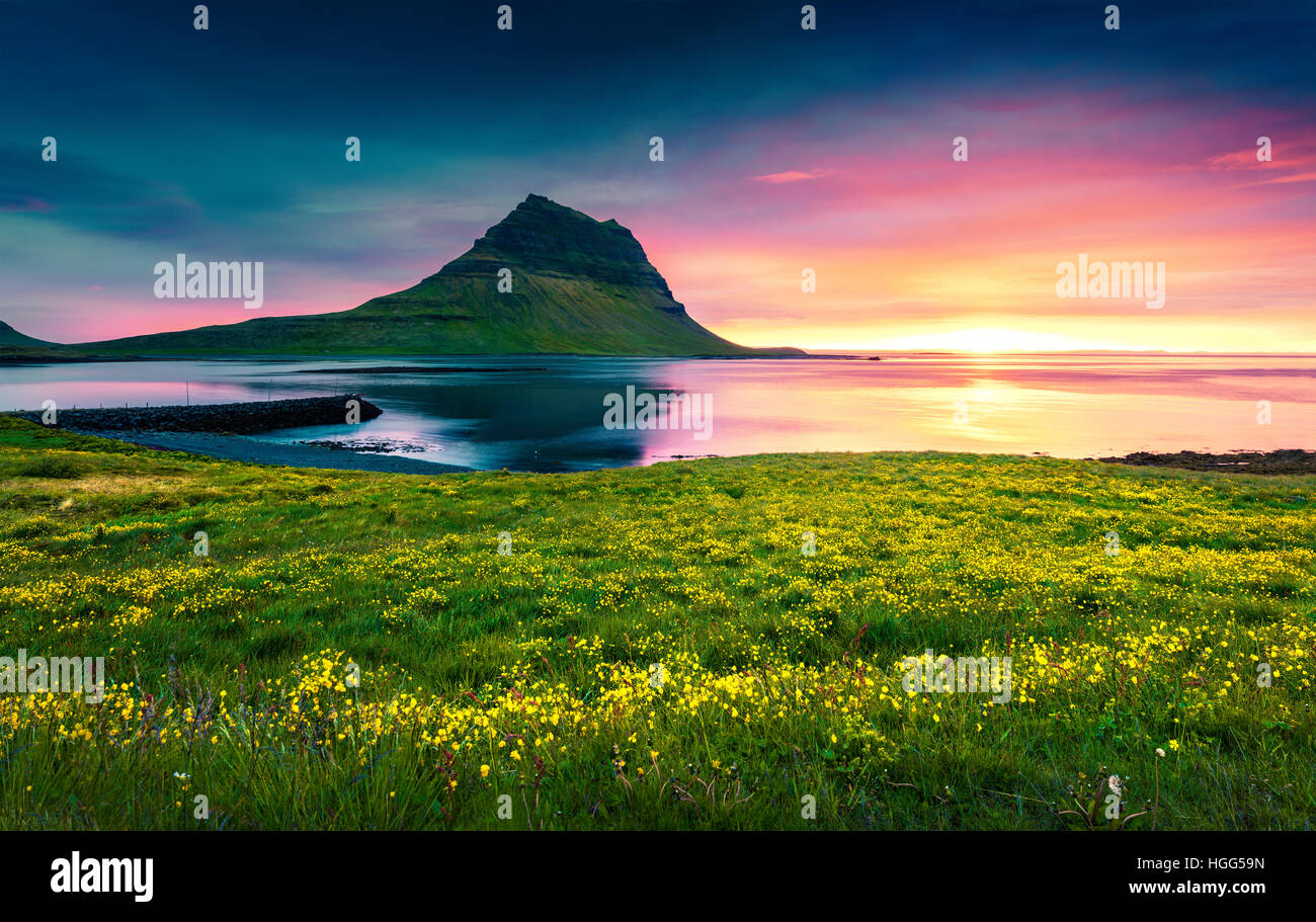 Sommer Sonnenuntergang mit Berg Kirkjufell. Dramatische Szene auf Snaefellsnes Halbinsel mit Fall der Flut im Atlantik, Island Stockfoto