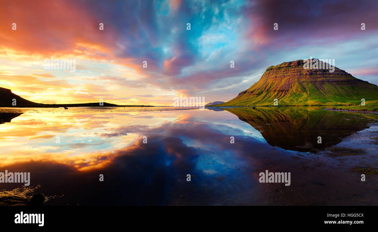 Bunte Sommer Sonnenuntergang mit Kirkjufell Berg in der Grundarfjordur Stadt. Abendstimmung auf der Halbinsel Snaefellsnes, Island Stockfoto