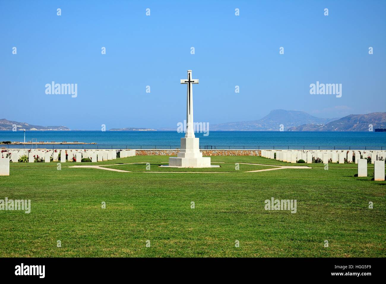 Blick auf die Souda Bay Alliierten Soldatenfriedhof mit dem Ägäischen Meer nach hinten, Souda Bay, Kreta, Griechenland, Europa. Stockfoto