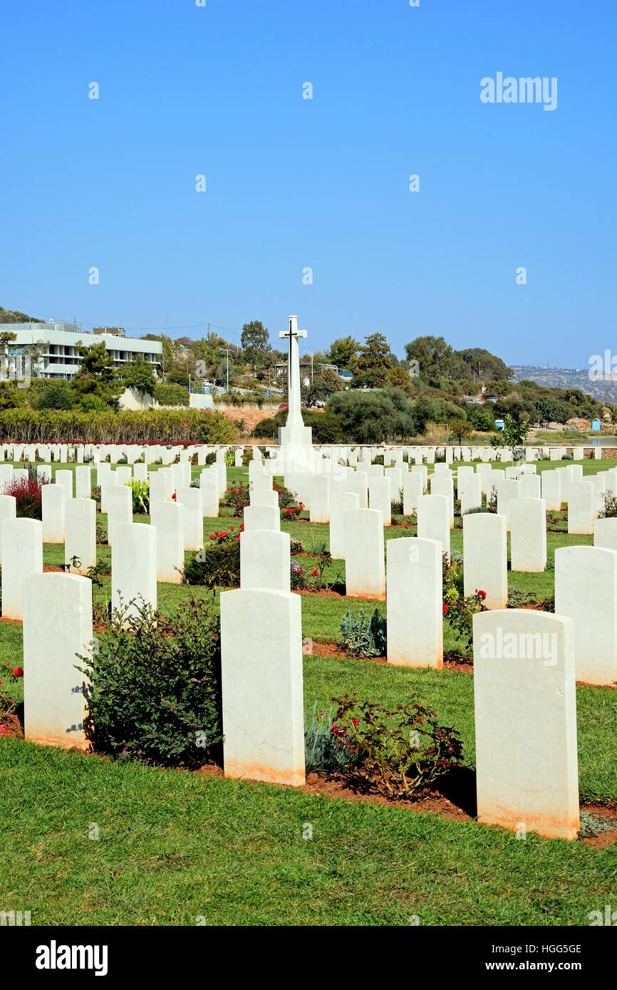 Blick auf die Souda Bay Alliierten Soldatenfriedhof Grabsteine und Kreuz, Souda Bay, Kreta, Griechenland, Europa. Stockfoto