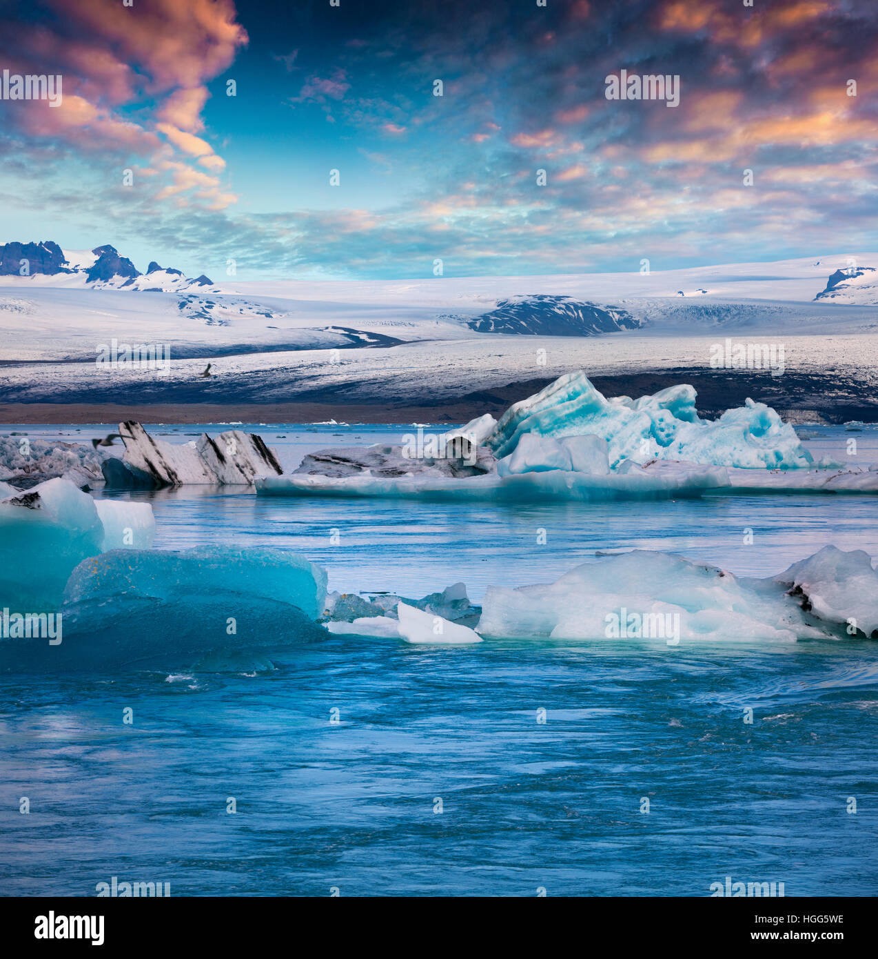 Schwebende Blaue Eisberge in der Gletscherlagune Jökulsárlón. Farbenprächtigen Sonnenuntergang im Vatnajökull-Nationalpark, Südost-Island. Stockfoto