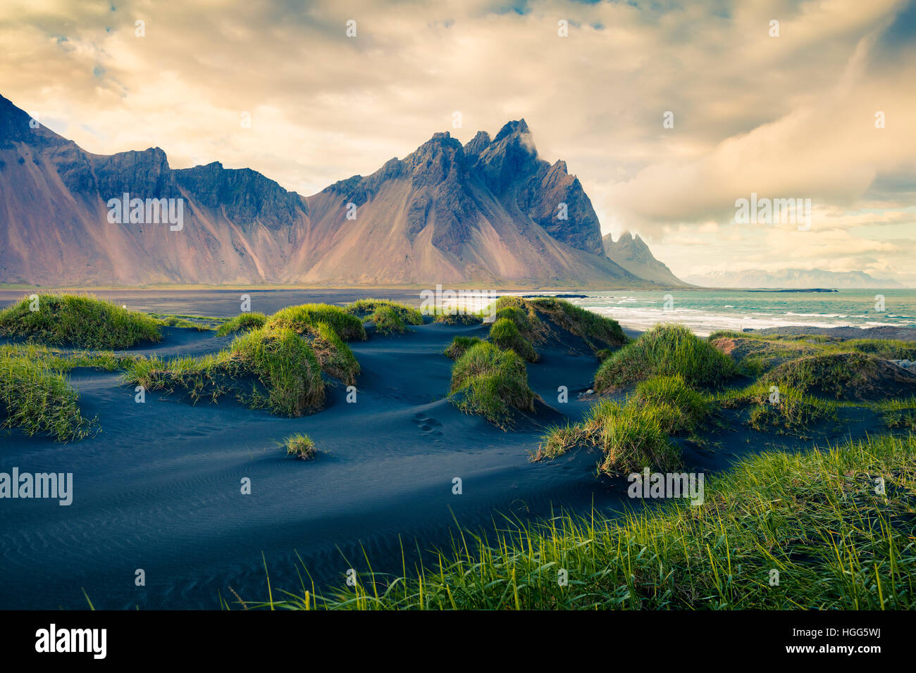 Schwarzen Sanddünen auf der Landzunge Stokknes an isländischen Südostküste. Bunte Nachtstück in Island, Europa. Stockfoto