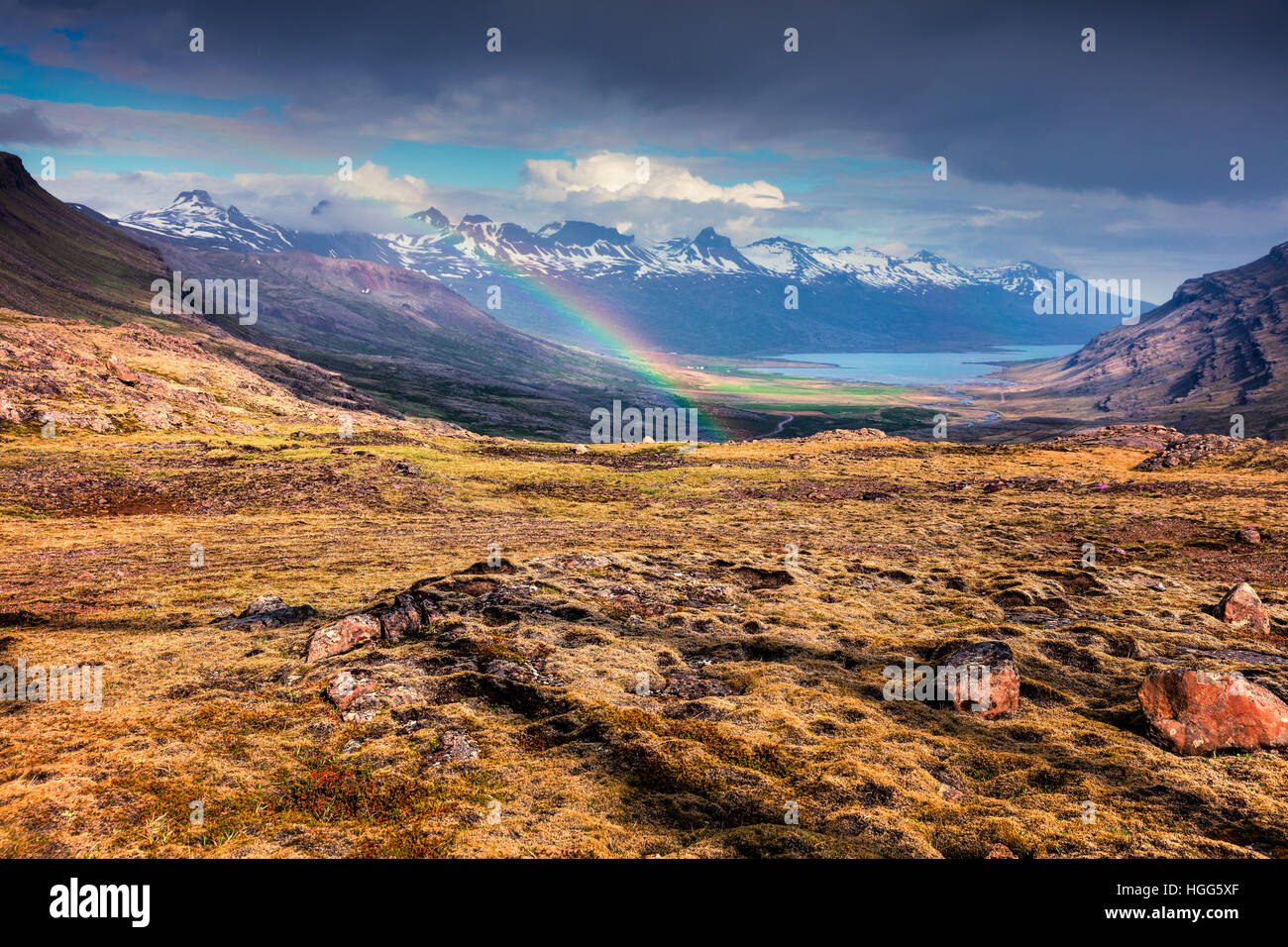 Leichter Regen und der Regenbogen in den isländischen Bergen. Bunte Sommermorgen in Island, Europa. Stockfoto