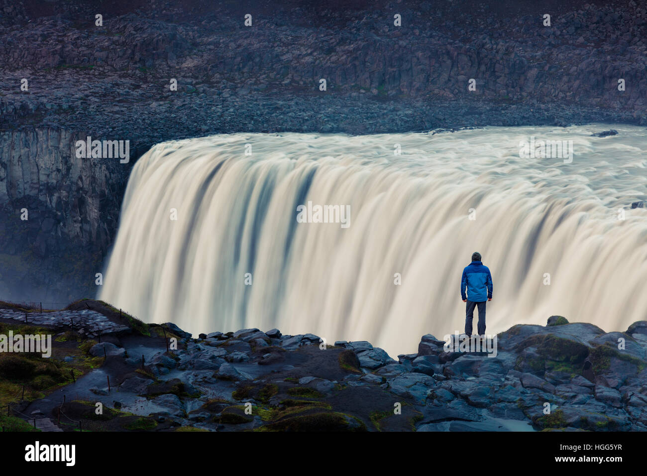 Touristen-Panorama des fallenden Wassers von den mächtigsten Wasserfall Europas - Dettifoss. Jokulsargljufur Nationalpark Stockfoto