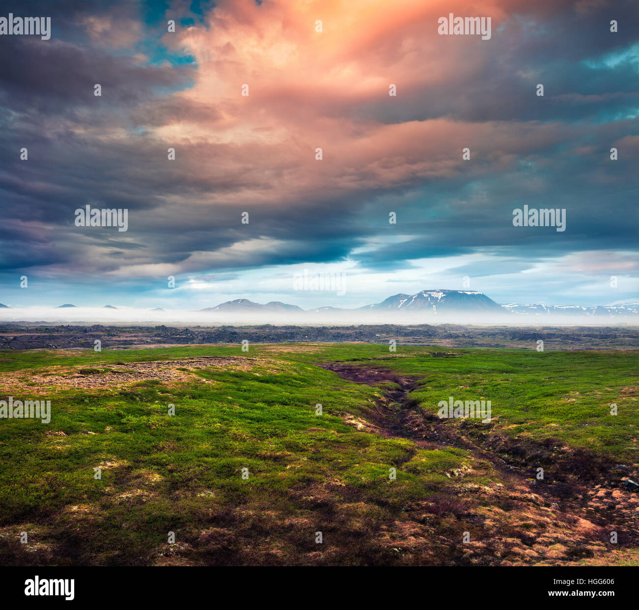 Typische isländische Landschaft mit nebligen Bergen am Horizont. Bunte Sommer Sonnenaufgang in der Nähe der Myvatn See gelegen, Island Stockfoto