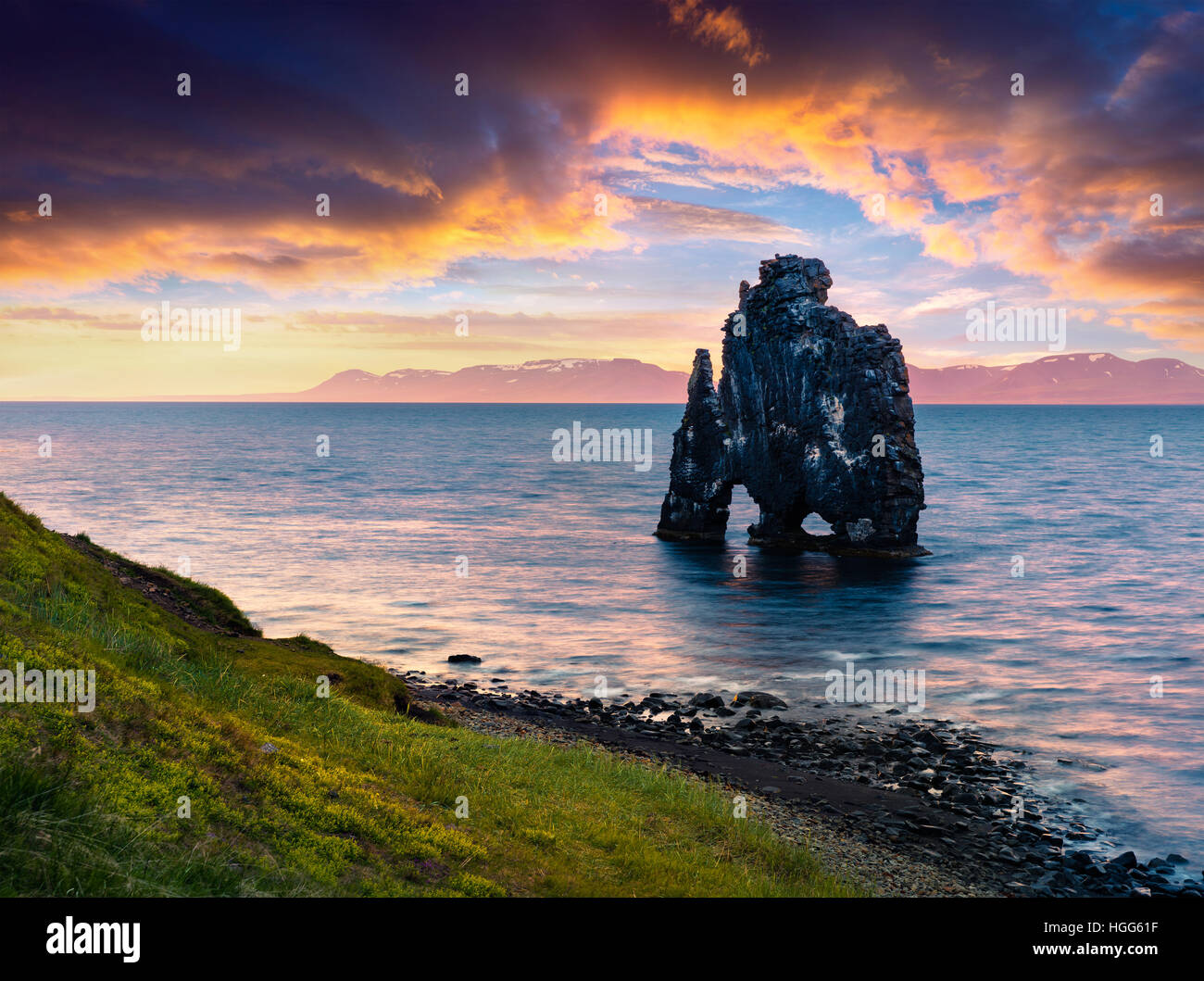 Riesige Basalt Stack Hvítserkur an der Ostküste der Halbinsel Vatnsnes. Bunte Sommer Sonnenaufgang im Nordwesten Islands Stockfoto