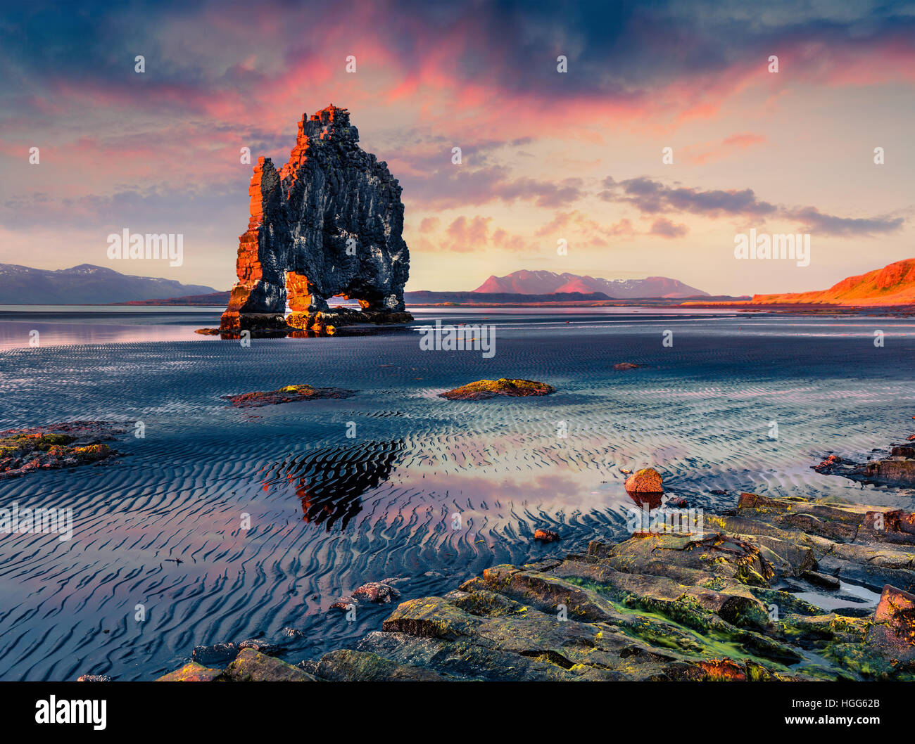Riesige Basalt Stack Hvítserkur an der Ostküste der Halbinsel Vatnsnes. Bunte Sommer Sonnenaufgang im Nordwesten Islands Stockfoto