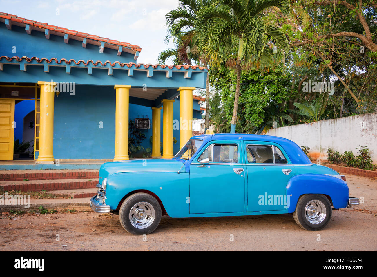 Blaue alte amerikanische Oldtimer in Vinales, Kuba Stockfoto