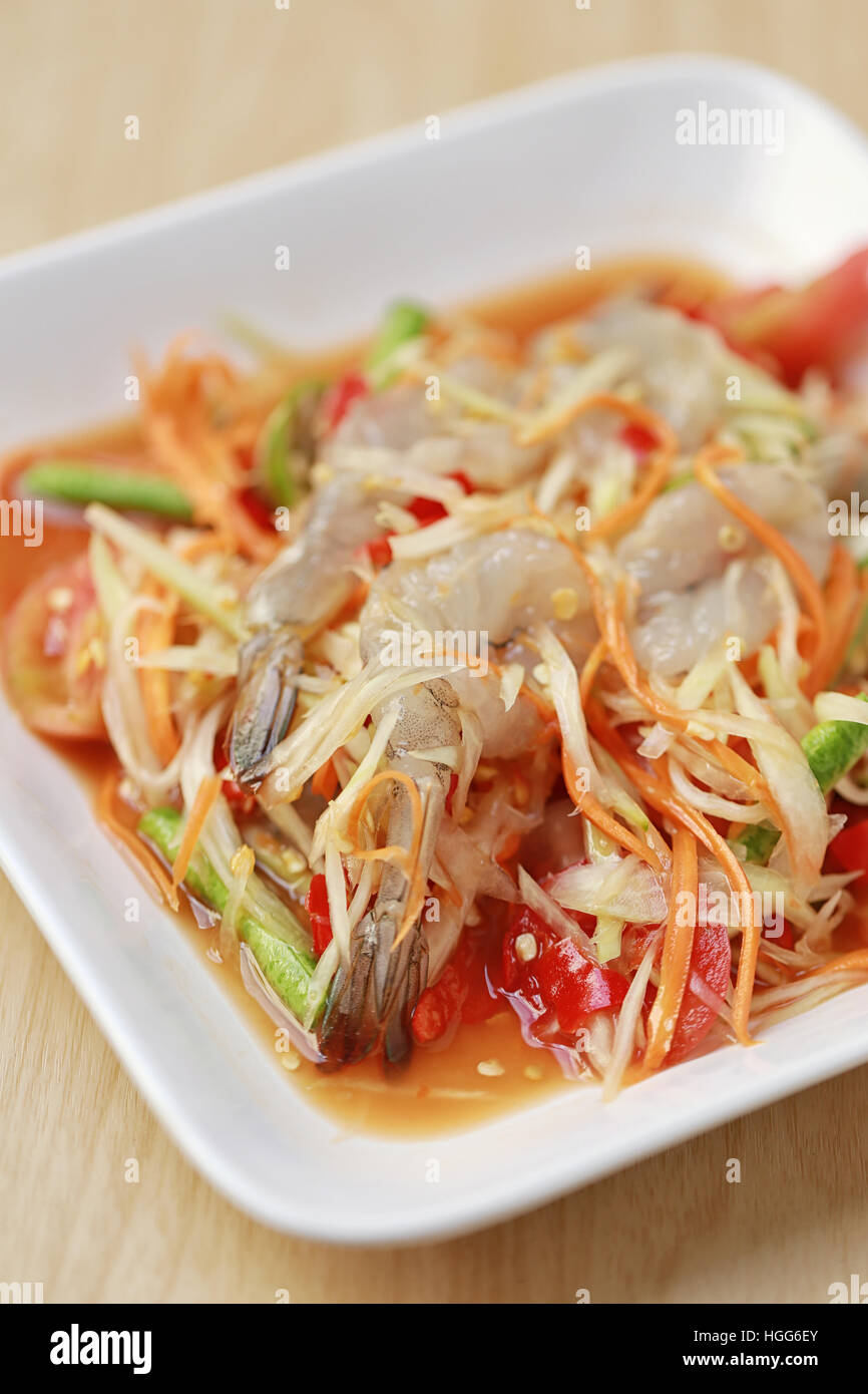 SOM TUM Thai Lebensmittel oder Papaya-Salat mit frischen Garnelen in würzigen Geschmack und ist beliebt in Thailand auf Holztisch Hintergrund. Stockfoto