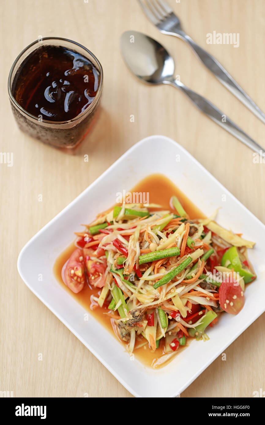 SOM TUM, Thai Lebensmittel oder Papaya-Salat in würzigen Geschmack und ist beliebt in Thailand auf Holztisch Hintergrund. Stockfoto