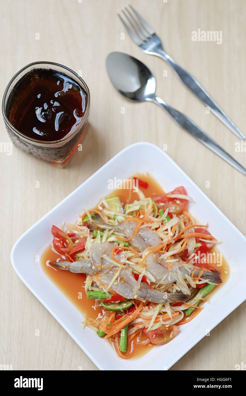 SOM TUM Thai Lebensmittel oder Papaya-Salat mit frischen Garnelen in würzigen Geschmack und ist beliebt in Thailand auf Holztisch Hintergrund. Stockfoto