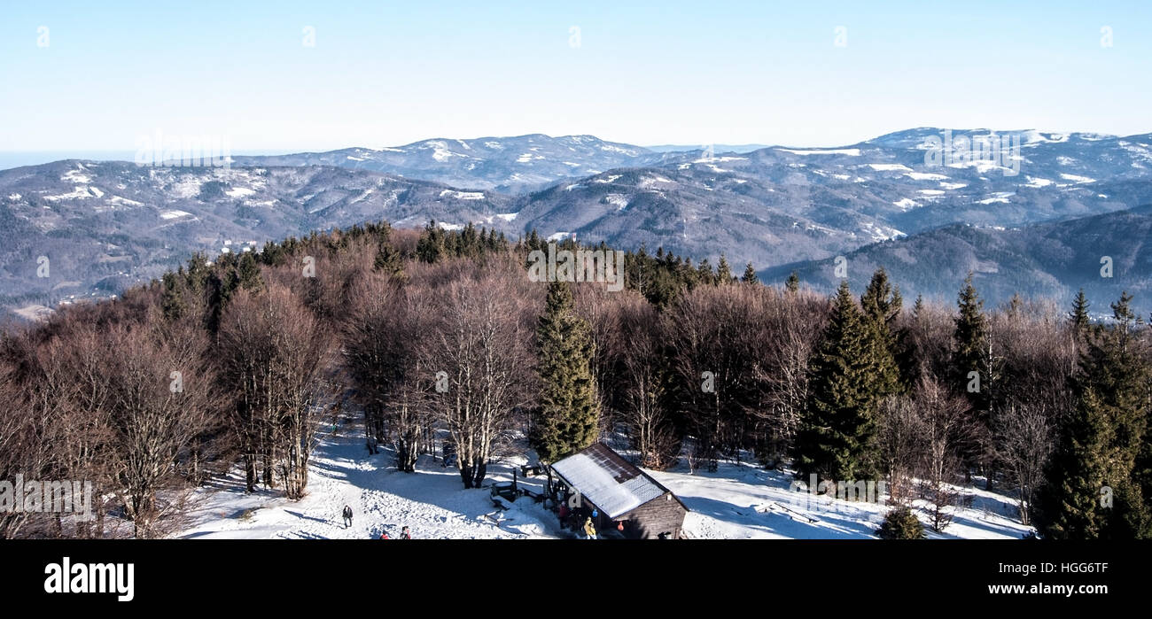 Panorama von Beskid Slaski Berge von Aussichtsturm auf velka cantoryje (czantoria Wielka) Hügel Auf tschechisch-polnischen Grenze im Winter Tag mit klaren Sk Stockfoto