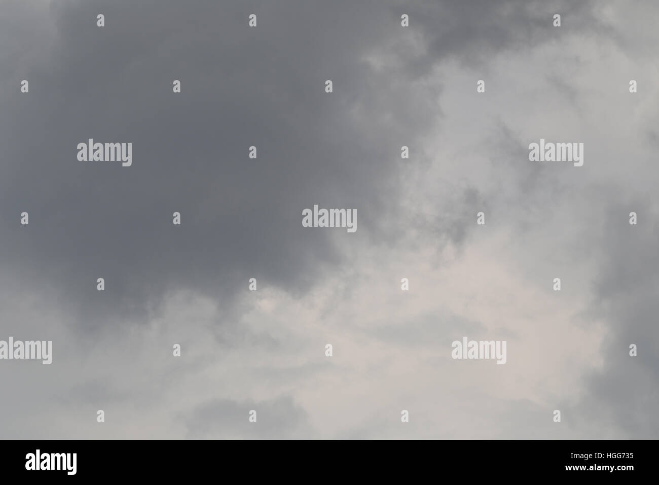 Regen Sie Wolken am Himmel im Konzept der Klima, schlechte Wetter des Tages bilden. Stockfoto