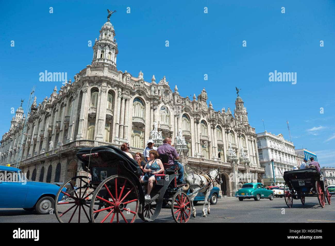 Havanna - 14. Juni 2011: Working Pferde Anteil der Straße mit traditionellen Taxis in Centro Habana. Stockfoto