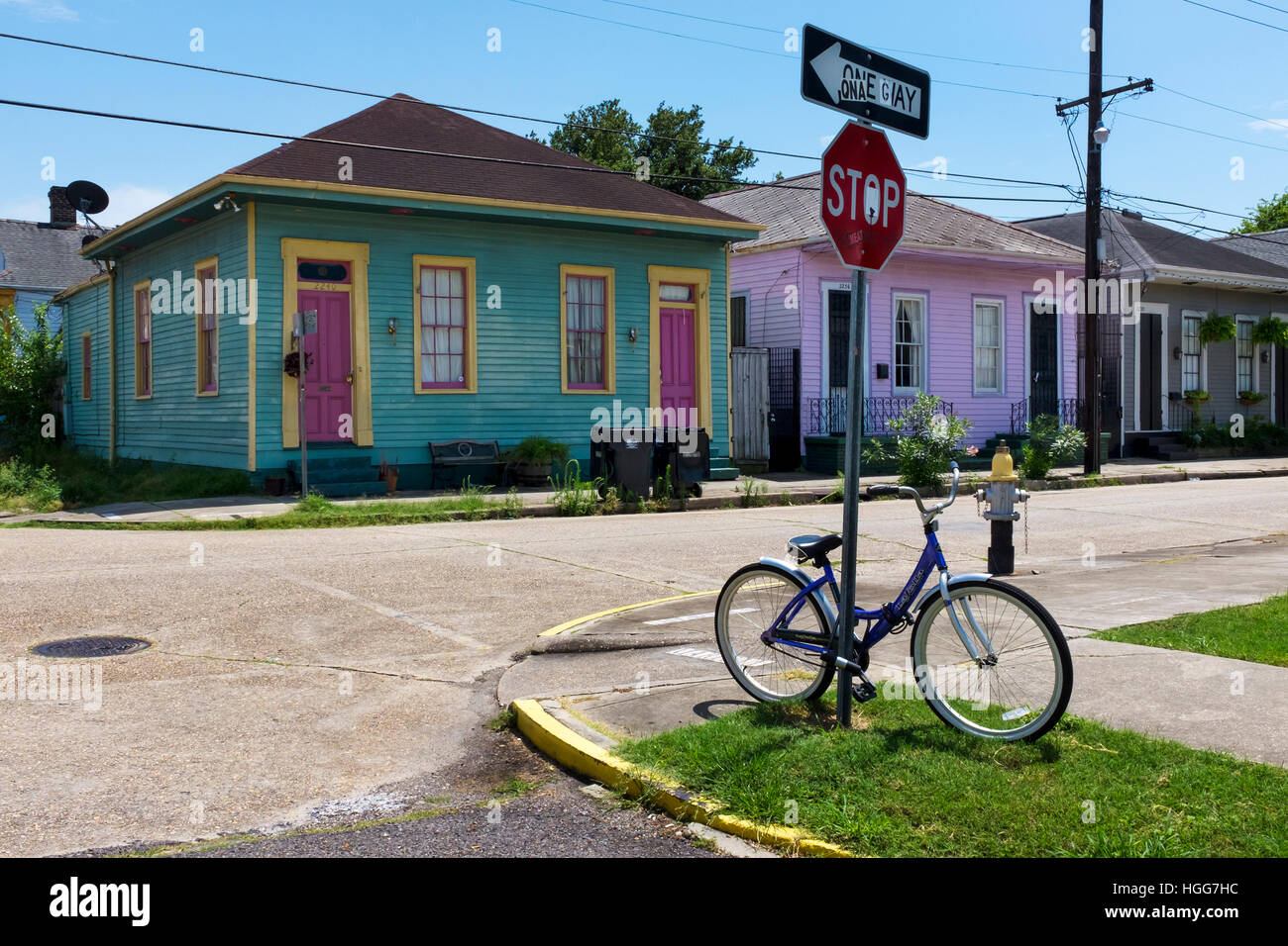 New Orleans, Louisiana, USA - 17. Juni 2014: Fahrrad geparkt an einem Stoppschild vor einer Reihe von bunten Häusern in New Orleans Stockfoto
