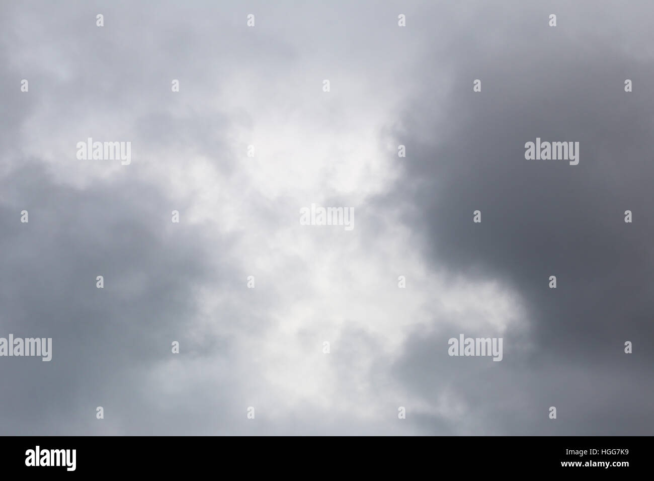 Bedecktem Himmel von Regenwolken am Himmel im Konzept des Klimas, schlechtem Wetter tagsüber bilden. Stockfoto