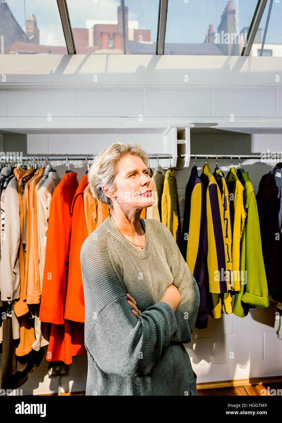 Ein Porträt von Modedesignerin Betty Jackson in ihrem Londoner Studio in den frühen 90ern. Stockfoto