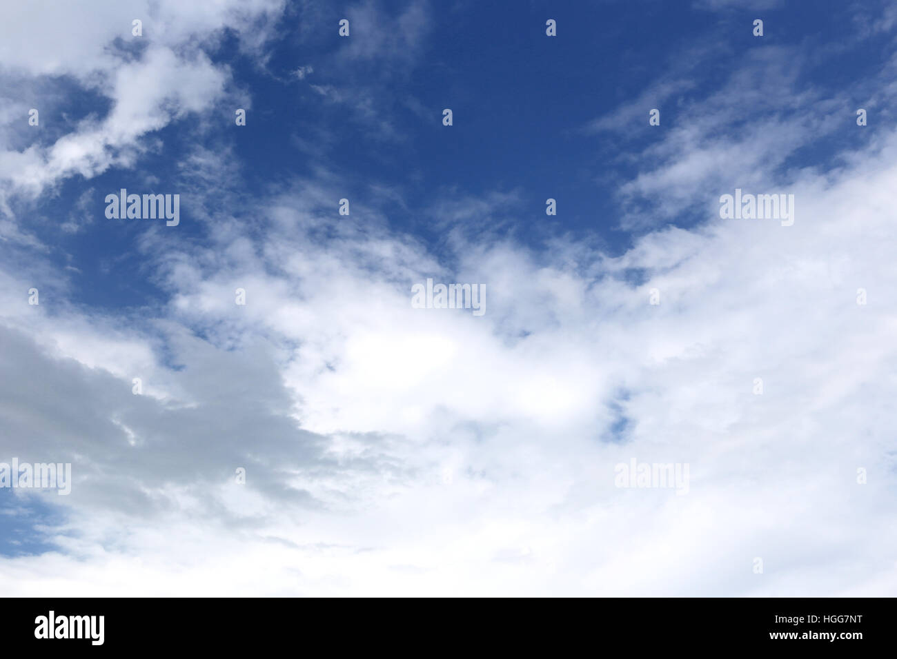 Wolke am blauen Himmel während des Tages für Design-Natur-Hintergrund. Stockfoto