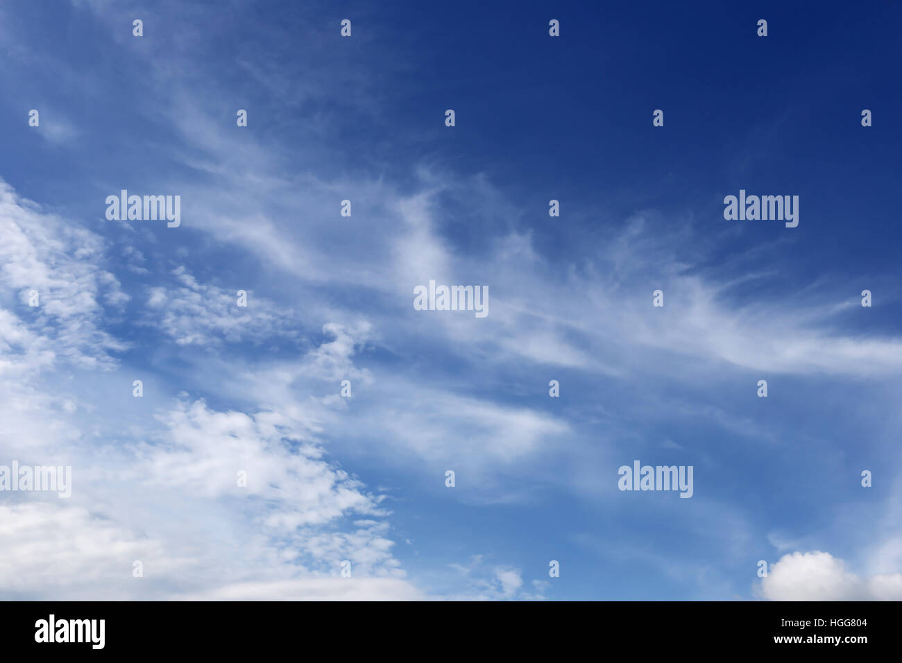 Wolke am blauen Himmel während des Tages für Design-Natur-Hintergrund. Stockfoto