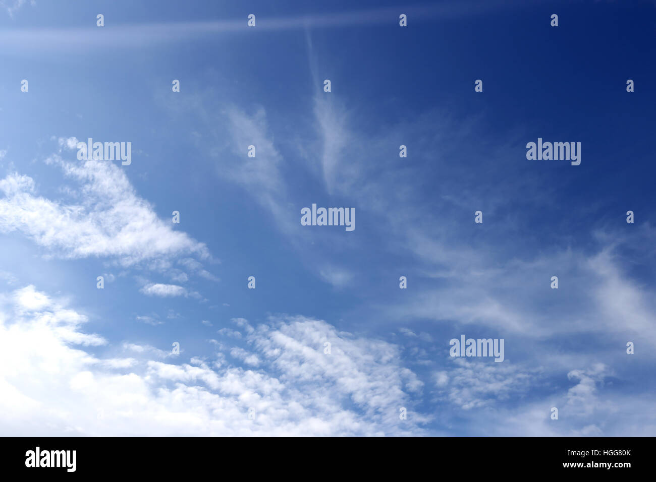 Wolke am blauen Himmel während des Tages für Design-Natur-Hintergrund. Stockfoto