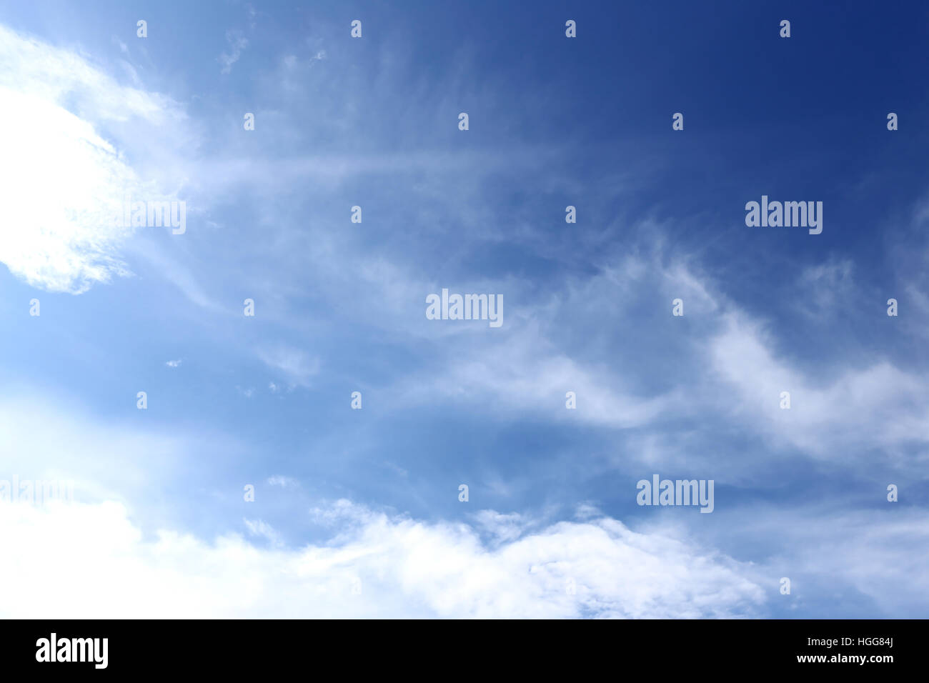 Wolke am blauen Himmel während des Tages für Design-Natur-Hintergrund. Stockfoto