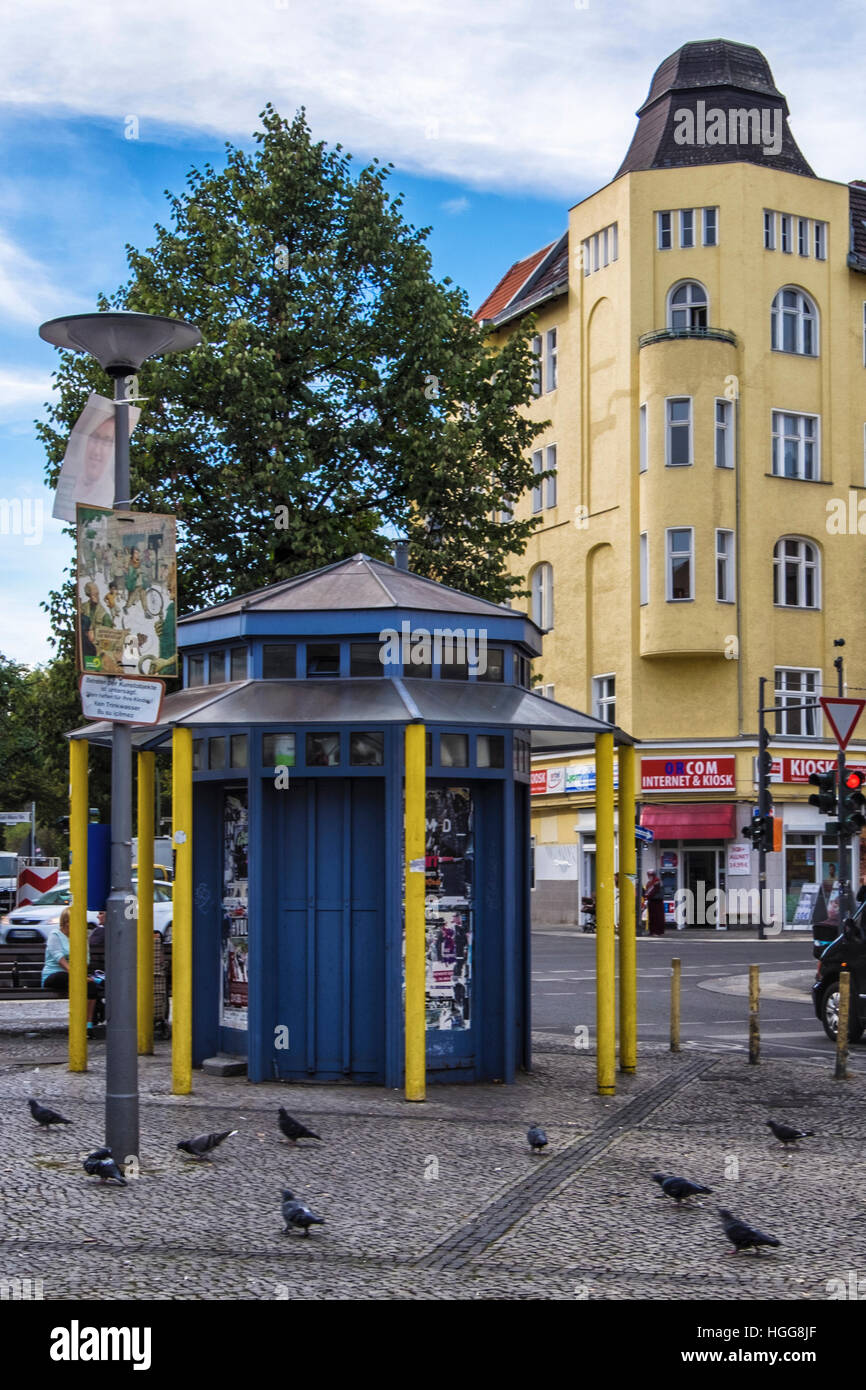 Berlin, Neukölln, Karl Marx.Platz Erfrischung Kiosk auf gepflasterten Platz in Rixdorf historischen böhmischen Dorf Stockfoto