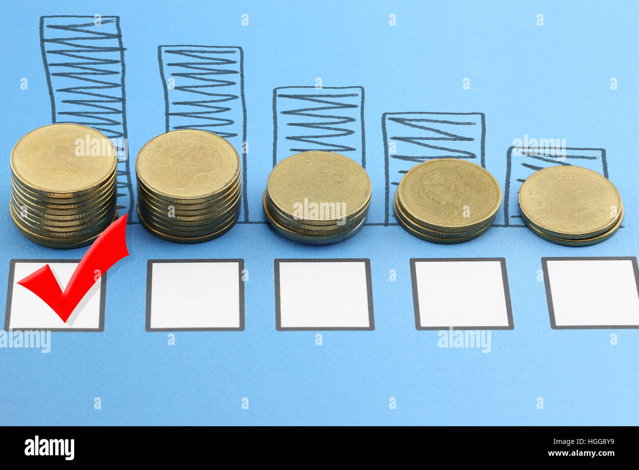 Balkendiagramm der Goldmünzen auf blauem Papier-Dokumente und roten Häkchen auf Checkbox, Konzept der Investition und Rentabilität im Geschäft. Stockfoto