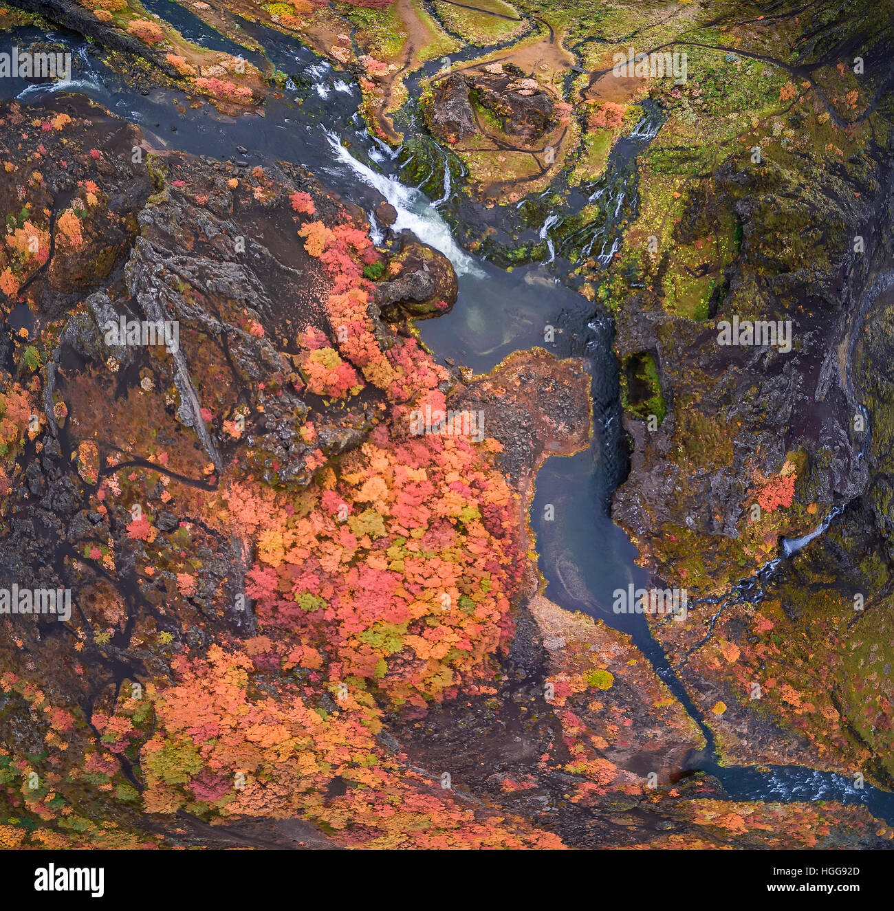Antenne-Lava und Moos Landschaft im Herbst, Gjaarfoss Wasserfälle, Thjorsardalur Tal, Island. "Drone Fotografie" Stockfoto