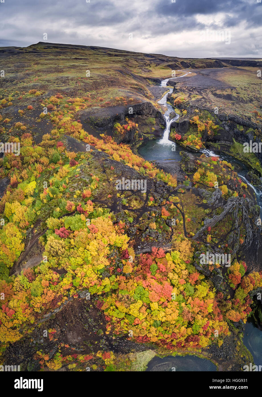 Antenne-Lava und Moos Landschaft im Herbst, Gjaarfoss Wasserfälle, Thjorsardalur Tal, Island. "Drone Fotografie" Stockfoto