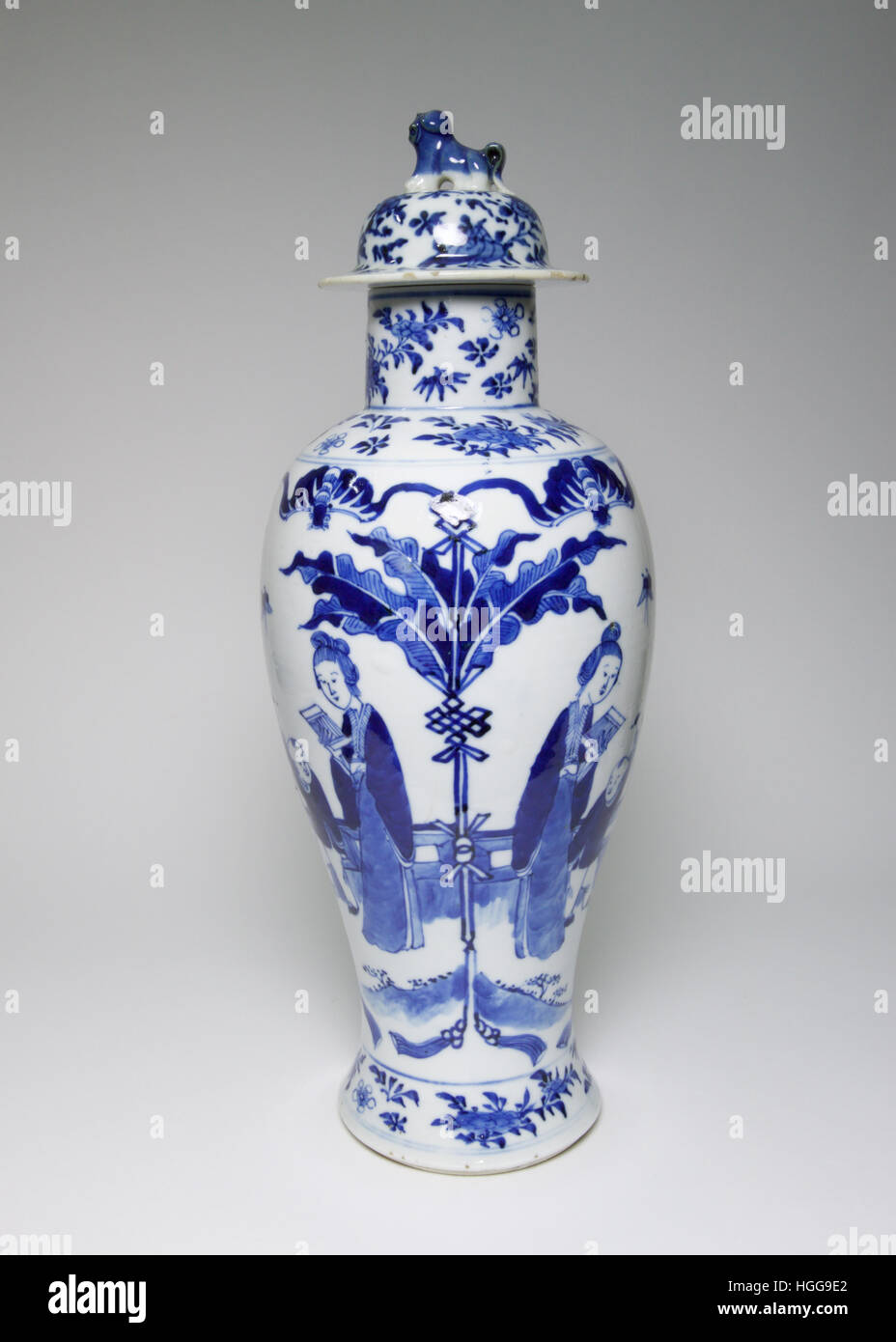 Antike Chinesische Vase Und Decken Mit Zahlen In Einem Garten In Unterglasur Blau Bemalt Ende 19 Anfang Des 20 Jahrhunderts Gemacht Die Vase Und Abdeckung Massnahmen Stockfotografie Alamy