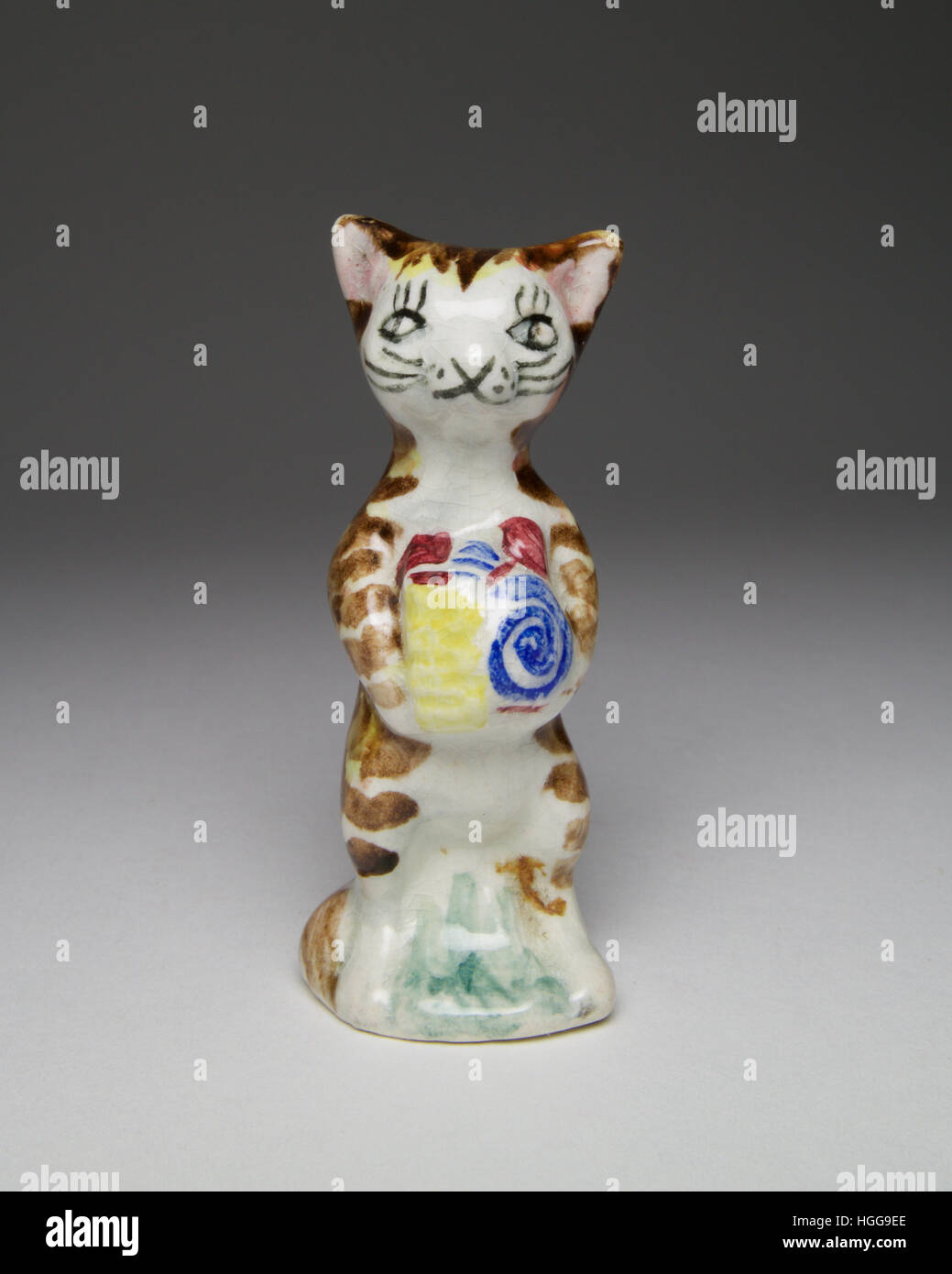 Vintage Peggy Foy Keramik Katze Figur. Die stehende Katze hält einen Blumenstrauß. Die Katze misst 7,2 cm hoch und zeichnet FOY an der Basis. Stockfoto