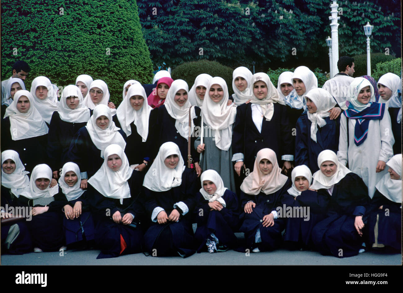 Gruppe von türkischen Schülerinnen oder Mädchen, die traditionelle islamische Kleidung und islamische Kopftücher Istanbul Türkei Stockfoto