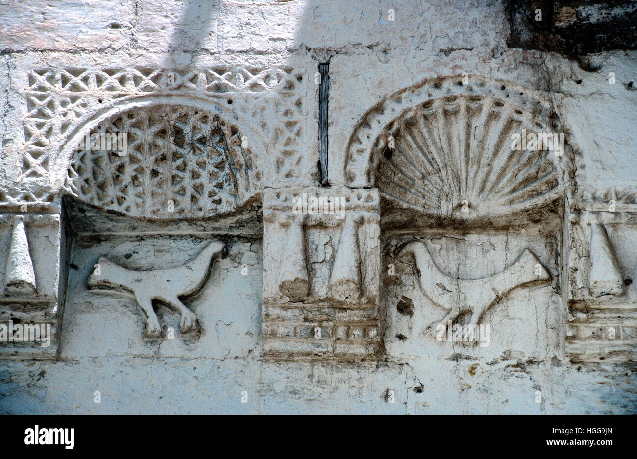Geschnitzten Stein Vögel oder Hühner. Dekorative Elemente auf einem ehemaligen griechischen Haus in Mustafapasa Urgup Nevsehir Kappadokien Türkei Stockfoto