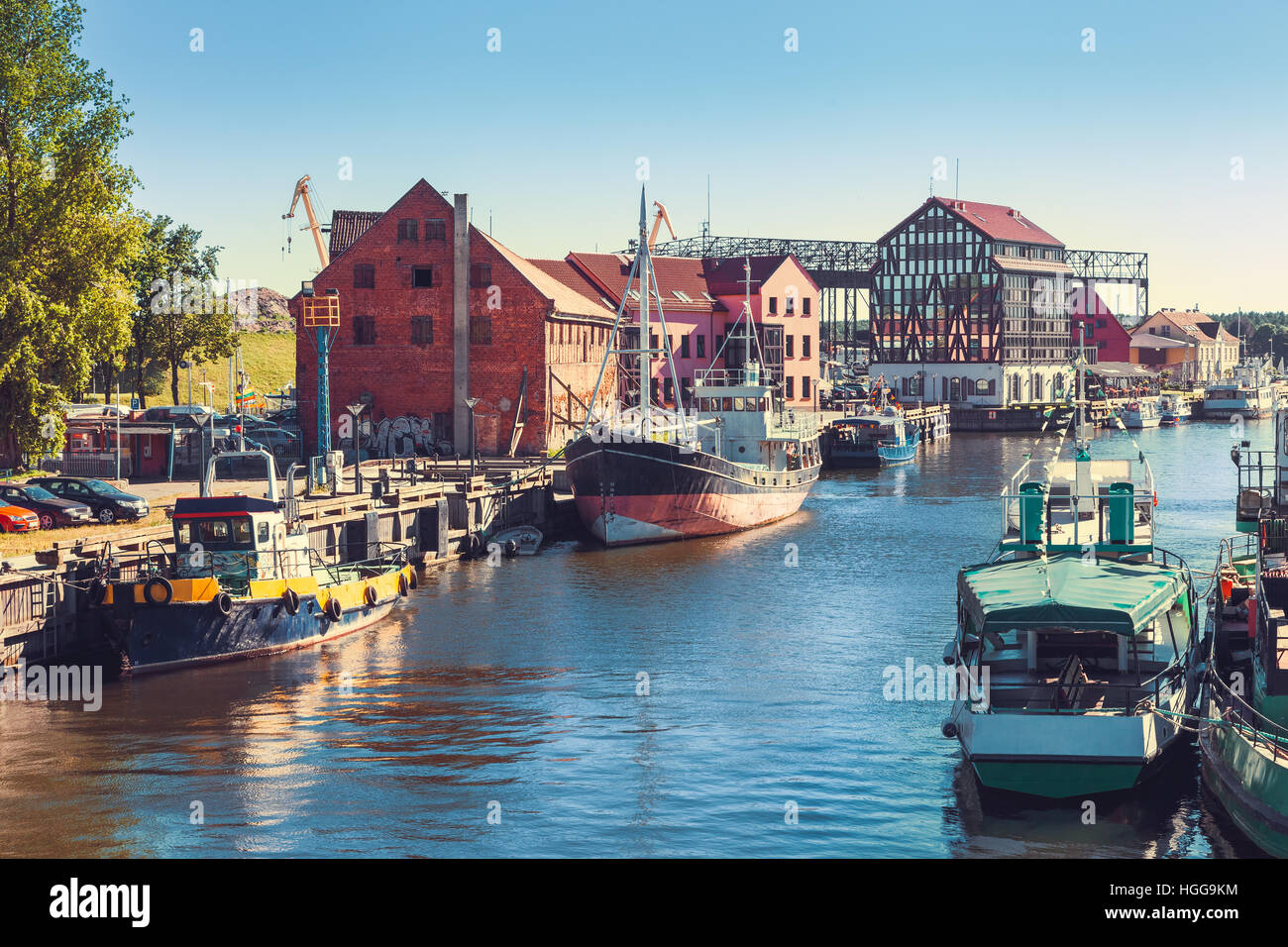 Schiffe und Boote auf Dane River in Klaipeda, Litauen. Stockfoto