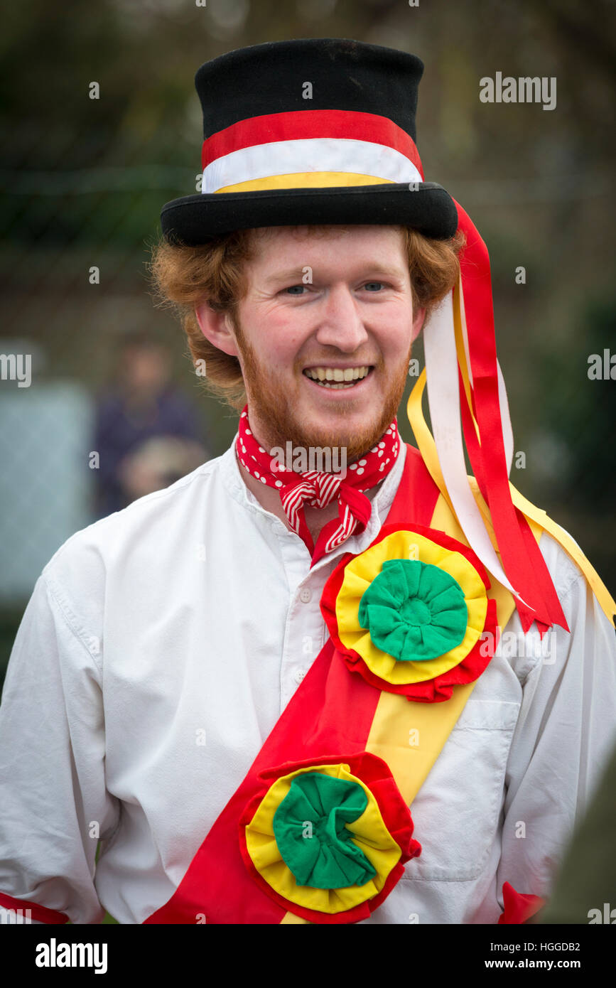 Comberton Cambridge UK 9. Januar 2017. Die Cambridge Morris Männer führen einen Molly-Tanz auf der Straße, Pflug Montag, der traditionelle Start des neuen landwirtschaftlichen Jahres am ersten Montag nach dem Dreikönigstag, den zwölften Tag von Weihnachten zu feiern. Dies ist eine Tradition in East Anglia beliebt. Heute die Gruppe an Schulen durchgeführt und wird anderen Tänzern feiern in den lokalen Pubs weiterhin anmelden. Kredit Julian Eales/Alamy Live-Nachrichten Stockfoto