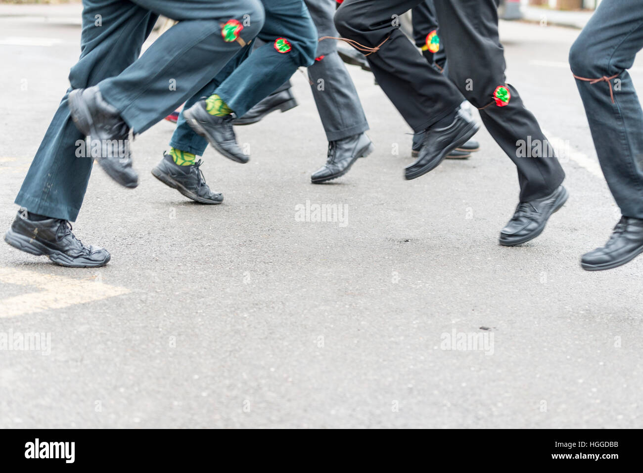 Comberton Cambridge UK 9. Januar 2017. Die Cambridge Morris Männer führen einen Molly-Tanz auf der Straße, Pflug Montag, der traditionelle Start des neuen landwirtschaftlichen Jahres am ersten Montag nach dem Dreikönigstag, den zwölften Tag von Weihnachten zu feiern. Dies ist eine Tradition in East Anglia beliebt. Heute die Gruppe an Schulen durchgeführt und wird anderen Tänzern feiern in den lokalen Pubs weiterhin anmelden. Kredit Julian Eales/Alamy Live-Nachrichten Stockfoto