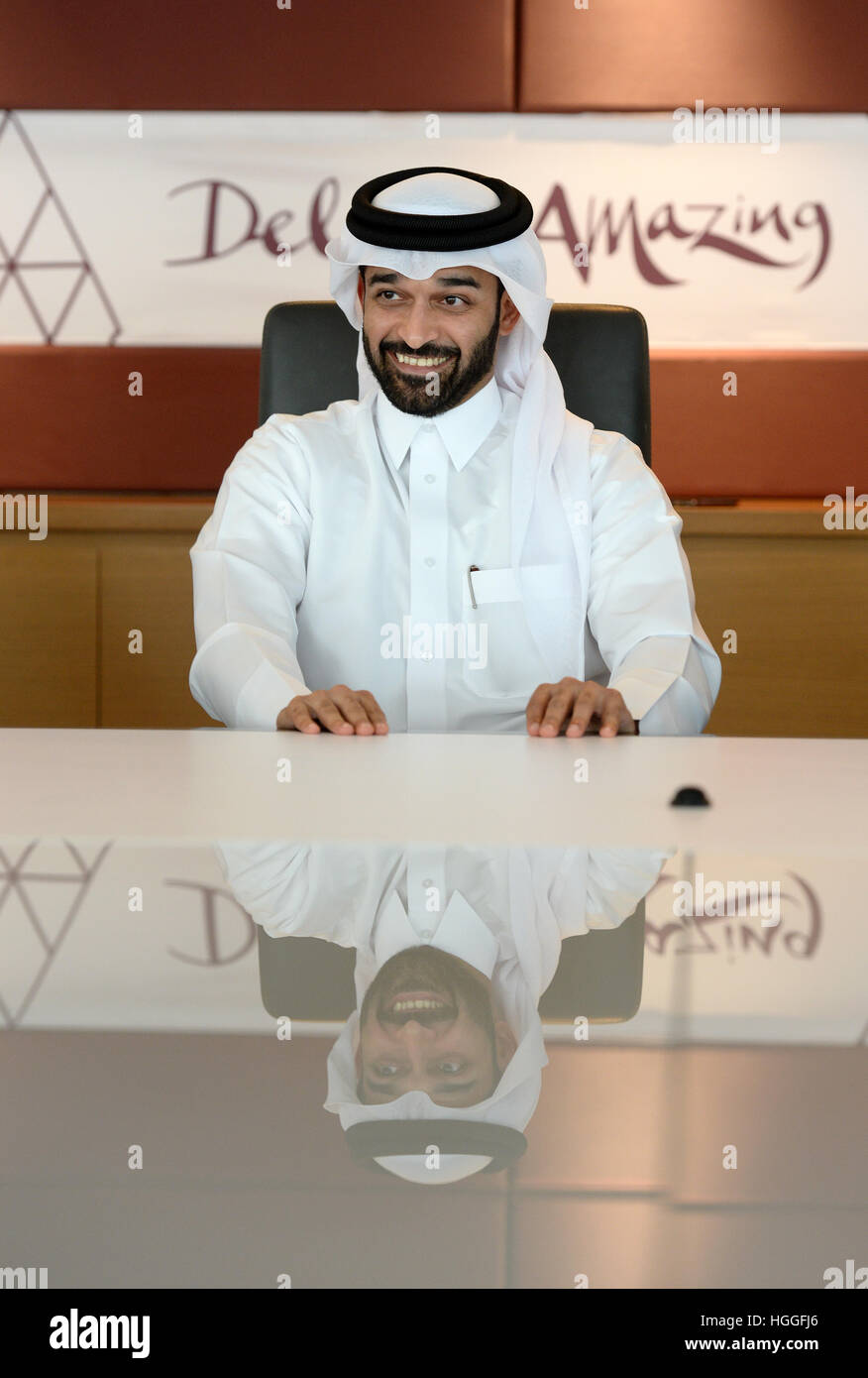 Hassan Al Thawadi, Generalsekretär des Supreme Committee for Delivery & Erbe der FIFA-WM 2022 spricht in einem Interview in einem Konferenzraum im Al Bidda Tower, der Residenz des Ausschusses in Al Khor, Katar, 9 Januar 2017. Foto: Andreas Gebert/dpa Stockfoto