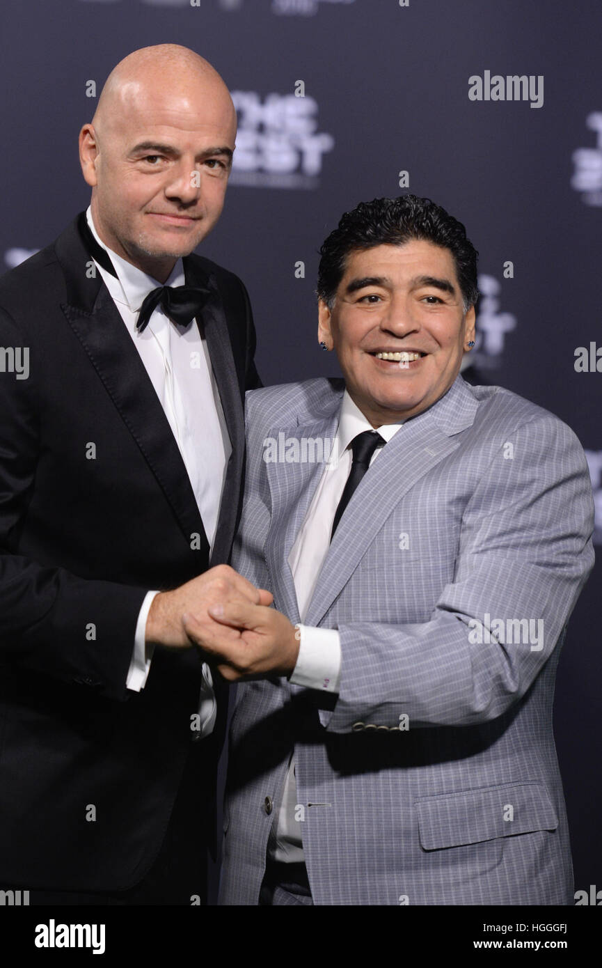 Zürich, Schweiz. 9. Januar 2017. FIFA-Präsident Gianni Infantino und ehemaliger argentinischer Fußballspieler Diego Maradona hug bei der Ankunft an der FIFA-Weltfußballer des Jahres 2016-Gala-Veranstaltung in Zürich, Schweiz, 9. Januar 2017. Foto: Patrick Seeger/Dpa/Alamy Live News Stockfoto