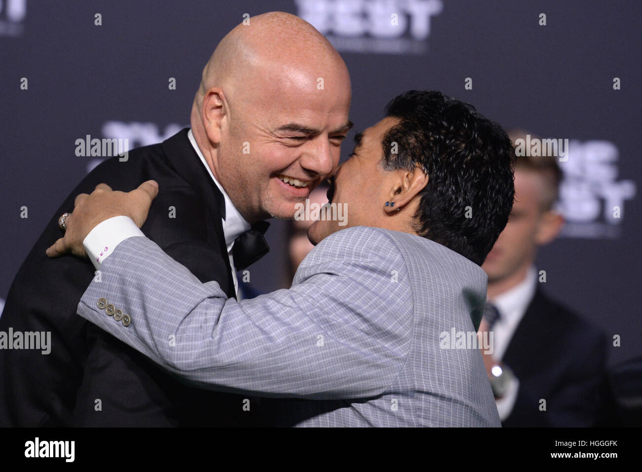 Zürich, Schweiz. 9. Januar 2017. FIFA-Präsident Gianni Infantino und ehemaliger argentinischer Fußballspieler Diego Maradona hug bei der Ankunft an der FIFA-Weltfußballer des Jahres 2016-Gala-Veranstaltung in Zürich, Schweiz, 9. Januar 2017. Foto: Patrick Seeger/Dpa/Alamy Live News Stockfoto