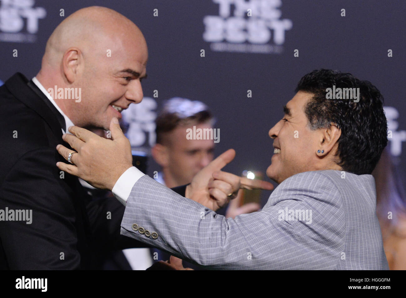 Zürich, Schweiz. 9. Januar 2017. FIFA-Präsident Gianni Infantino und ehemaliger argentinischer Fußballspieler Diego Maradona erreichen die FIFA Weltfußballer des Jahres 2016-Gala-Veranstaltung in Zürich, Schweiz, 9. Januar 2017. Foto: Patrick Seeger/Dpa/Alamy Live News Stockfoto