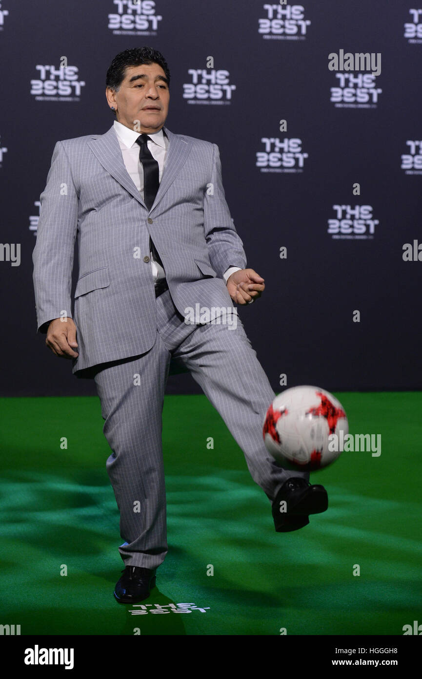 Zürich, Schweiz. 9. Januar 2017. Ehemaliger argentinischer Fußballspieler Diego Maradona kommt bei der FIFA-Weltfußballer des Jahres 2016-Gala-Veranstaltung in Zürich, Schweiz, 9. Januar 2017. Foto: Patrick Seeger/Dpa/Alamy Live News Stockfoto