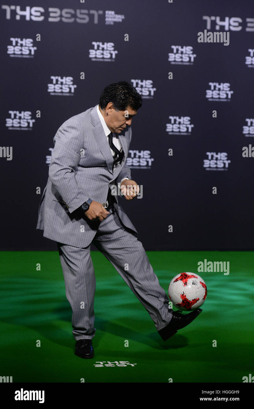 Zürich, Schweiz. 9. Januar 2017. Ehemaliger argentinischer Fußballspieler Diego Maradona kommt bei der FIFA-Weltfußballer des Jahres 2016-Gala-Veranstaltung in Zürich, Schweiz, 9. Januar 2017. Foto: Patrick Seeger/Dpa/Alamy Live News Stockfoto